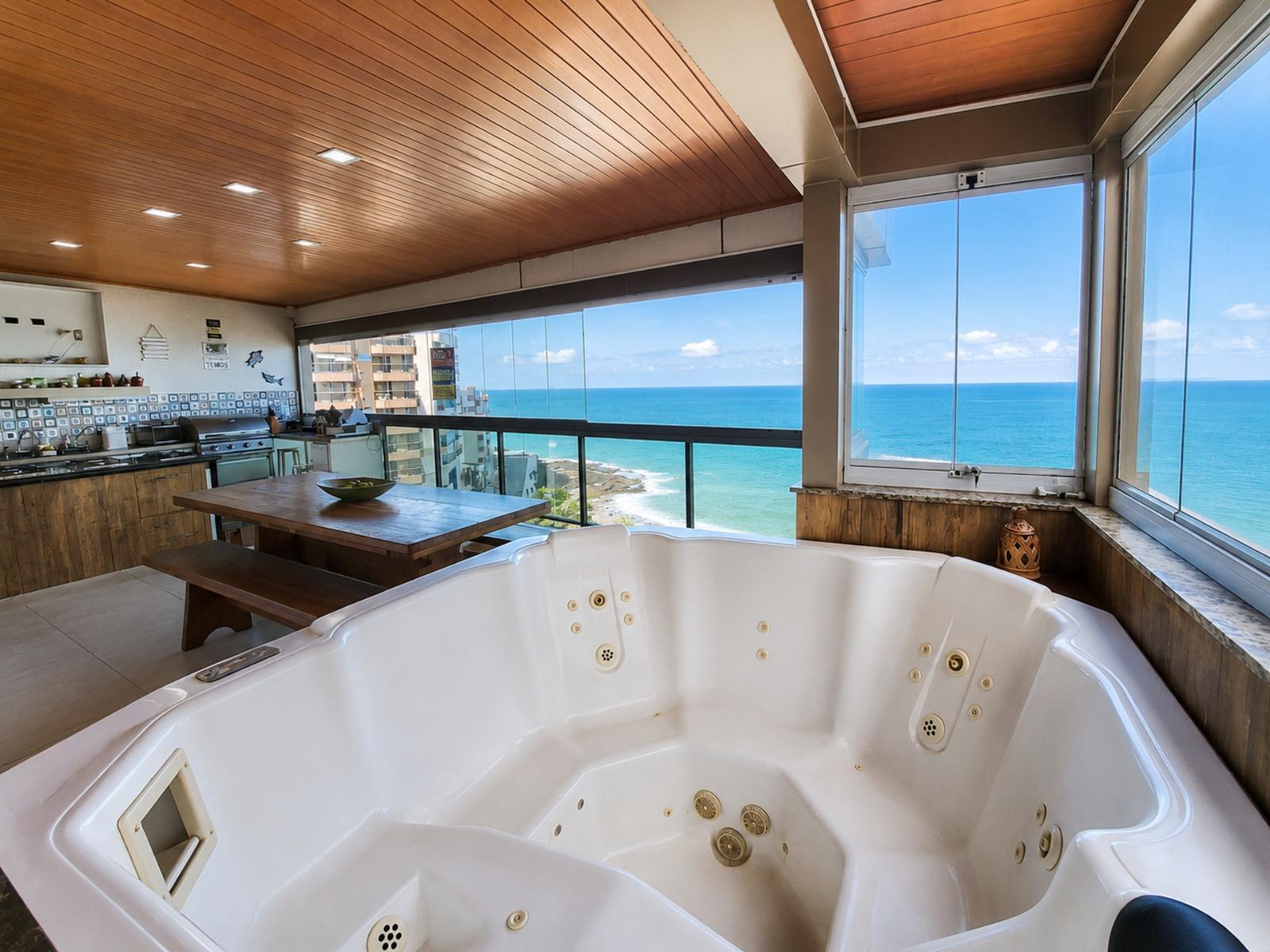 Cobertura Duplex com 5 suítes , com 3 vagas, vista privilegiada para o mar da Praia das Virtudes Guarapari ES