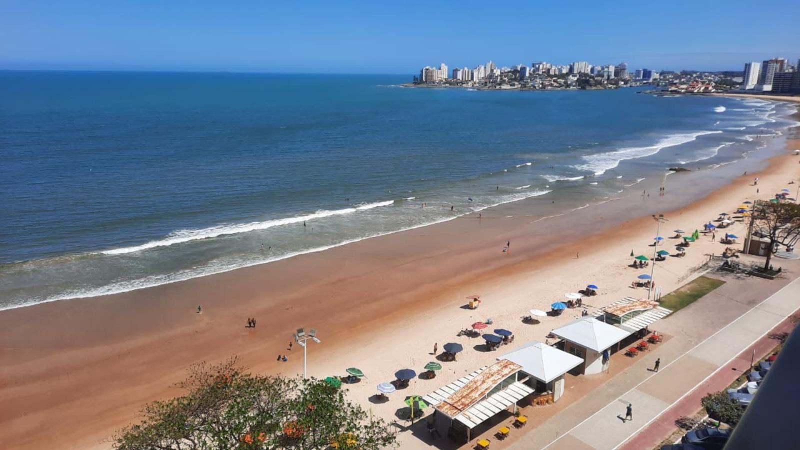 Apartamento aluguel de temporada vista para o mar 03 quartos 03 suites ar condicionado 2 vagas de garagem na orla da Praia do Morro Gurarapari/ES JC