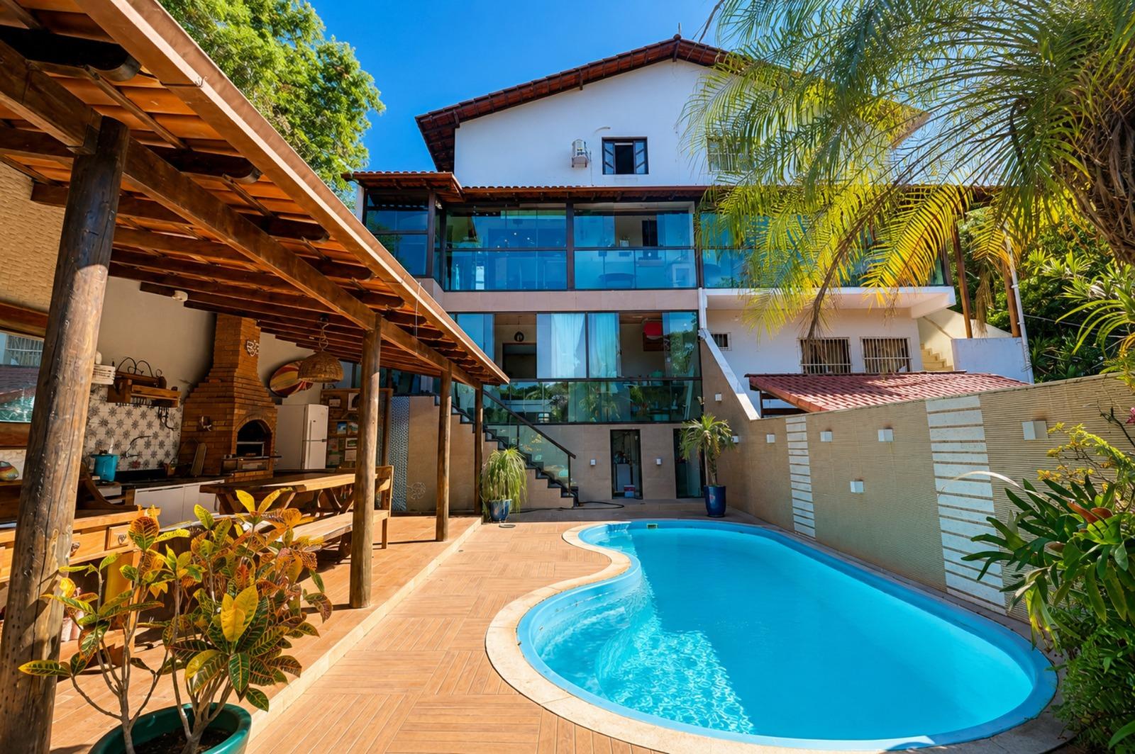 Casa Triplex de 5 quartos, 3 suítes à venda, lazer completo, piscina, churrasqueira e deck para a lagoa em Nova Guarapari - ES