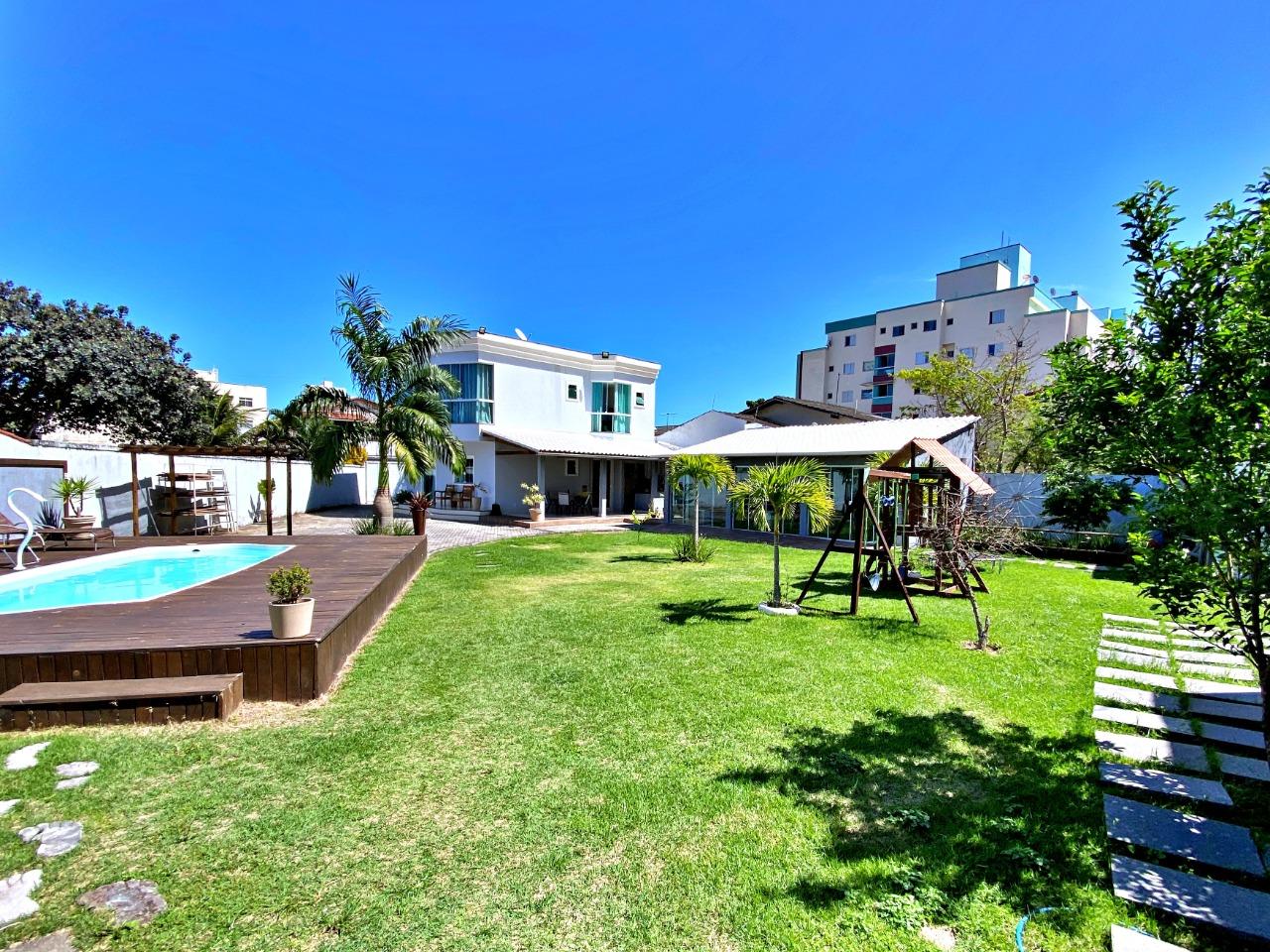 Luxo e exclusividade na Praia do Morro: casa de praia com 5 quartos, piscina e jardim