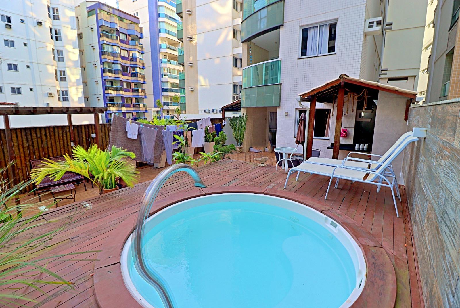 Apartamento à venda, 2 quartos, suíte, ampla área lateral gourmet, ofurô, 1 vaga no centro de Guarapari - ES