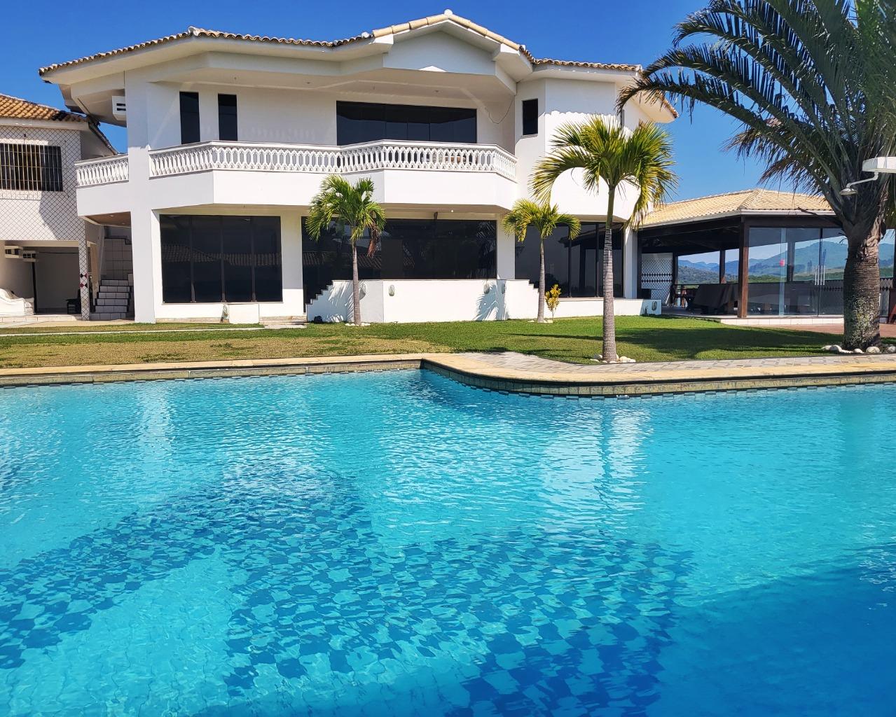 Casa com 4 suítes a venda, no canal de Guarapari, numa área de 1.000m² com deck para embarcação