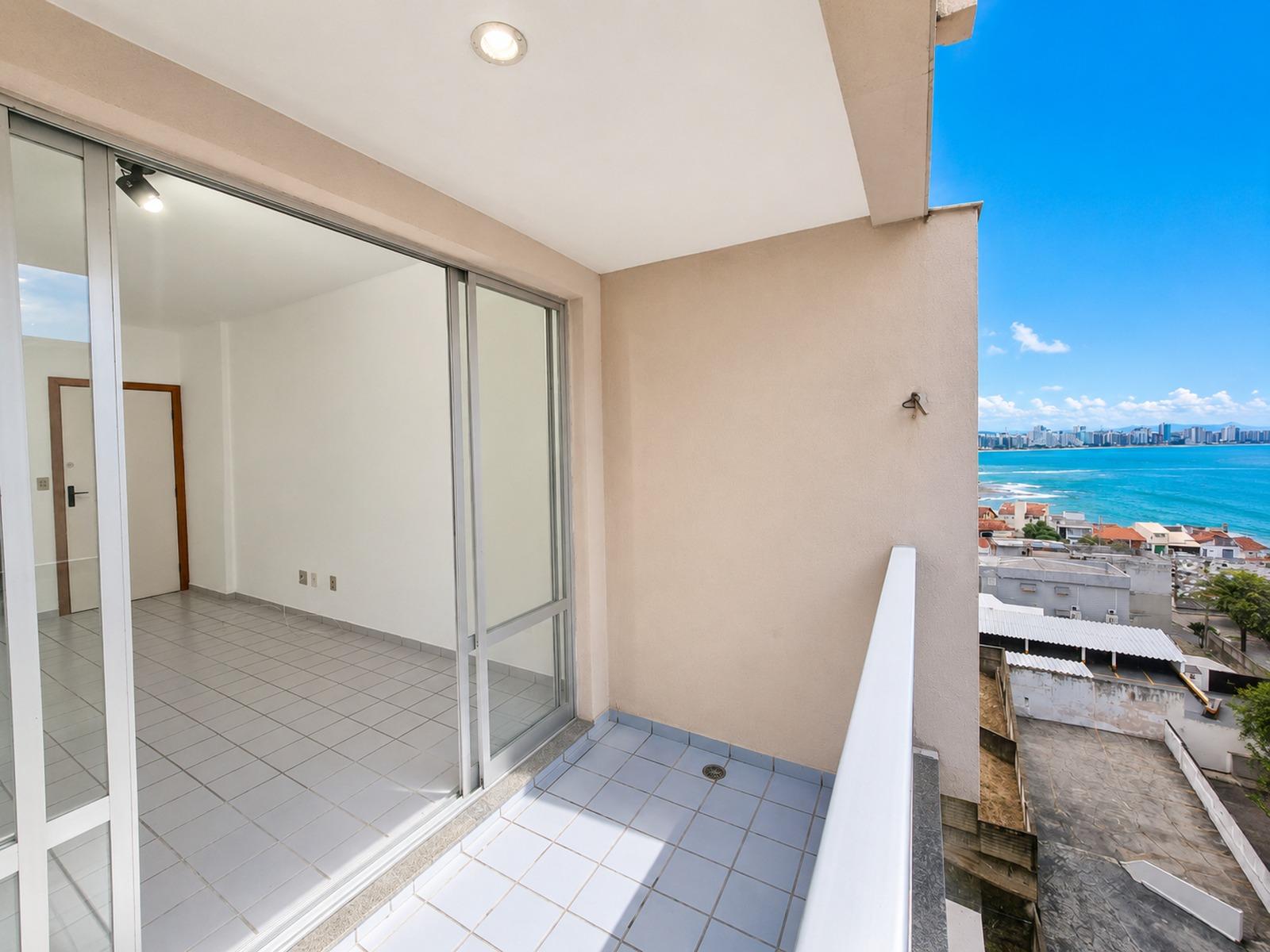 Apartamento com 02 Qts na quadra do Mar vista lateral pro mar e com elevador no Centro de Guarapari - ES