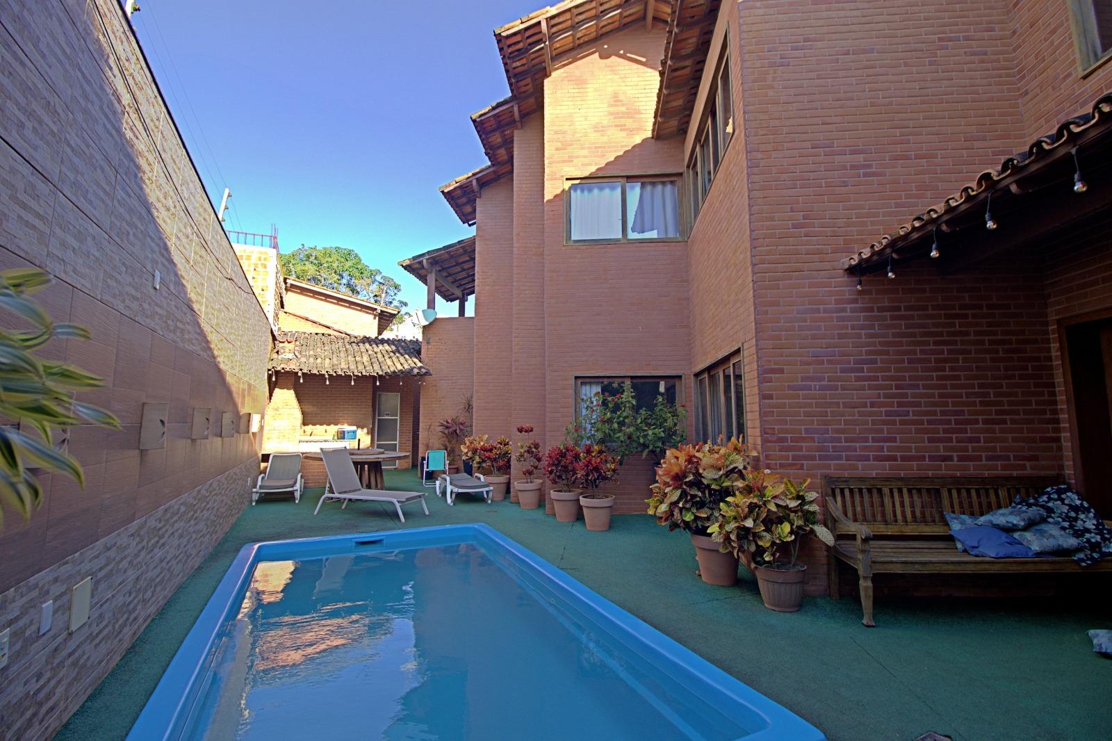 Casa Duplex de 6 quartos à venda, lazer com piscina, churrasqueira, jardim, à poucos metros da praia na Enseda Azul em Nova Guarapari - ES