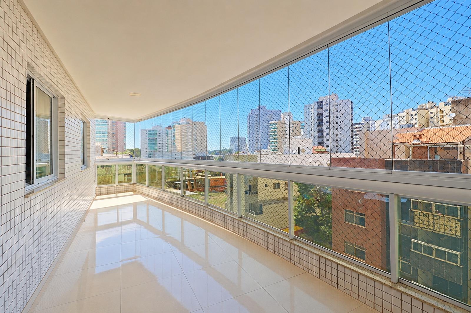 Apartamento excelente de 3 quartos, 1 suíte, acabamentos de alto padrão, 2 vagas à 200 metros da Praia do Morro em Guarapari - ES