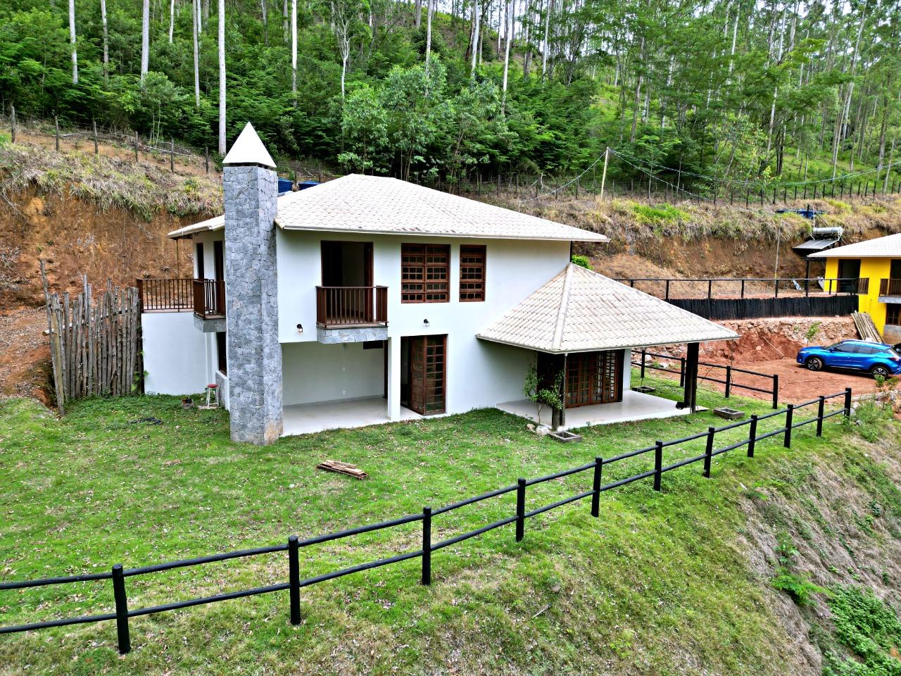 Casa Rústica e Luxuosa, de 3 quartos, 2 suítes, vários ambientes na beira da Mata Atlântica de Buenos Aires, Guarapari - ES