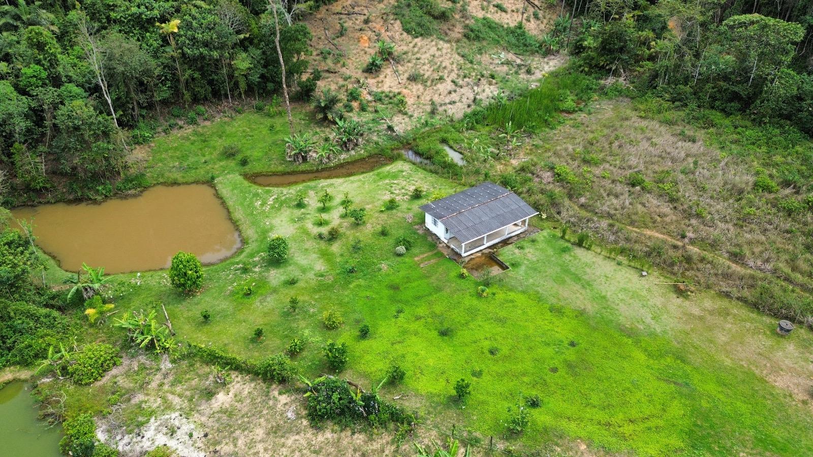 Área plana com lago à venda em Buenos Aires, Guarapari - ES