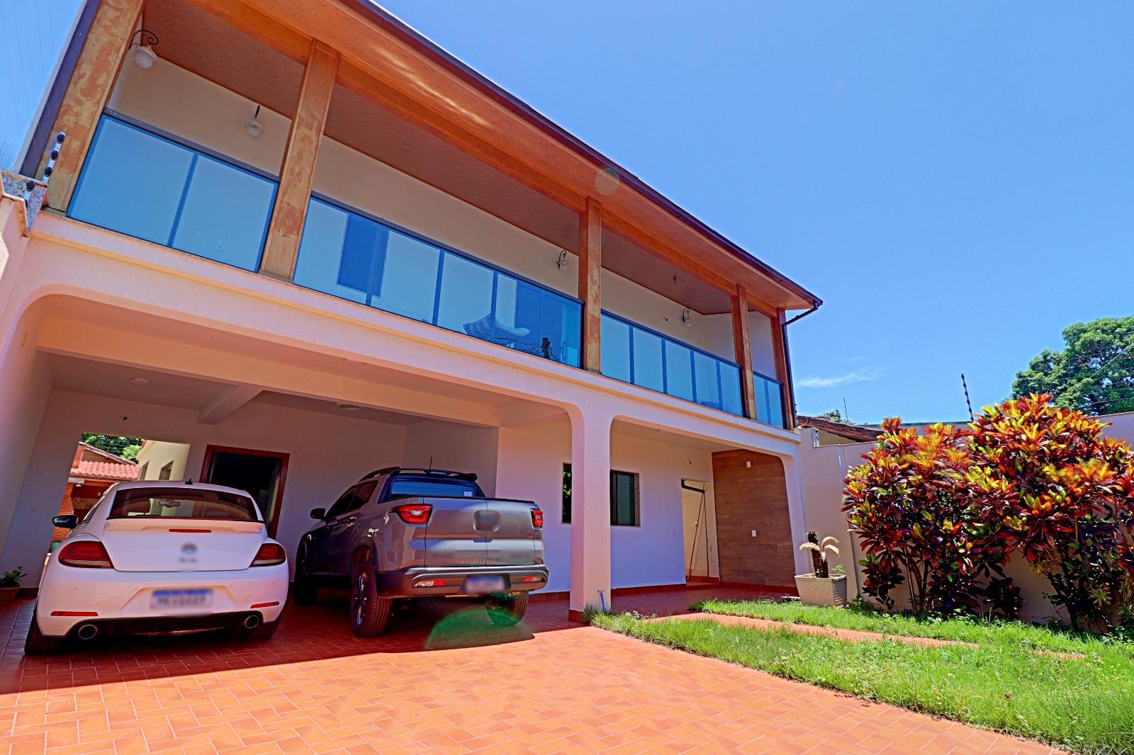 Casa Duplex de 3 suítes à venda, acabamento de alto padrão, quintal e área gourmet com ofurô na Praia do Morro em Guarapari - ES