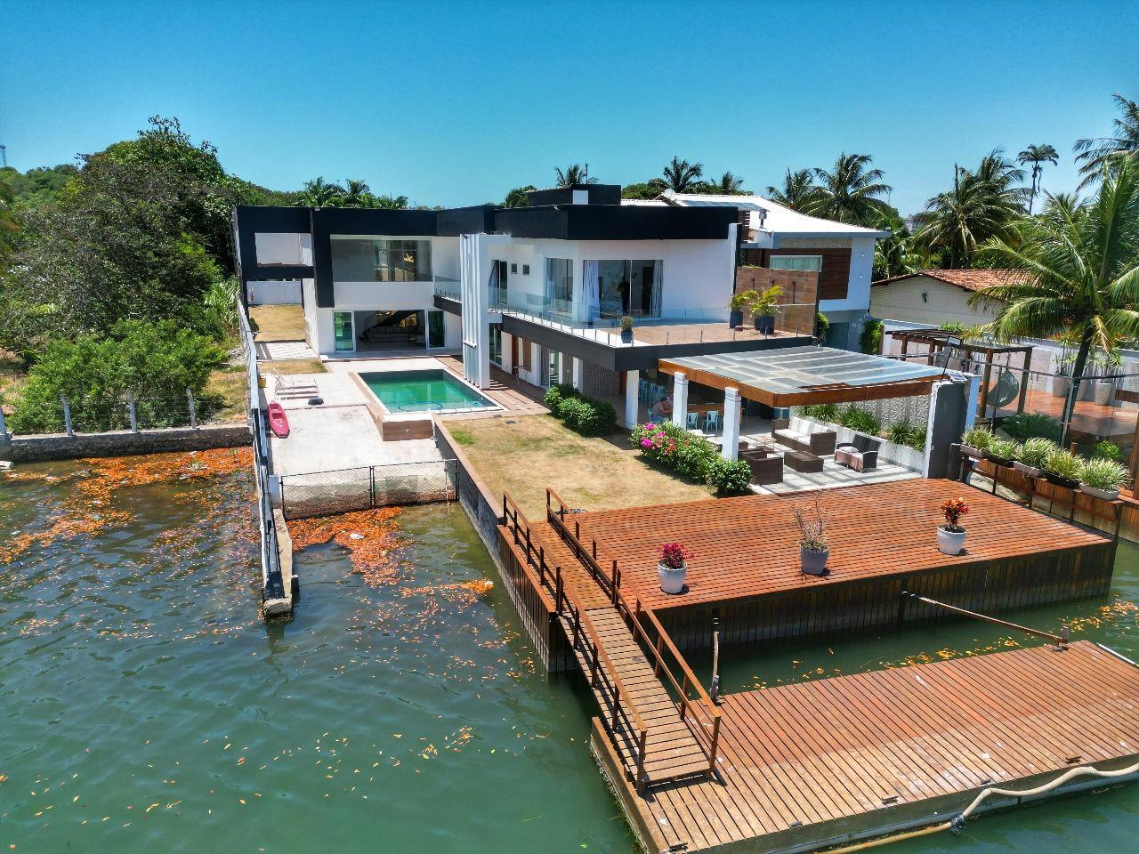 Mansão frente para o canal de Guarapari com 5 suítes, 920m², lazer completo, deck e cais -Aluguel anual